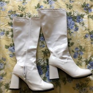 white gogo boots. women’s 6